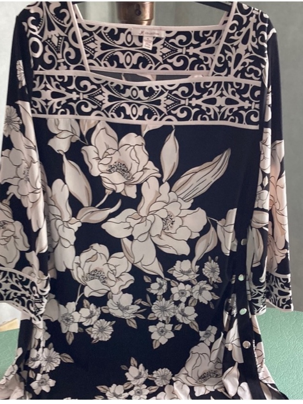 J&M COLLECTION WOMEN’S BLACK & WHITE FLORAL TOP